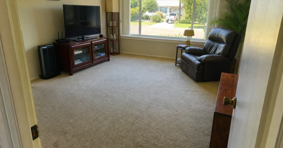 A Home Interior With Carpet in Inglewood, CA